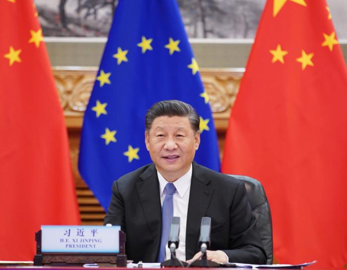 6月22日晚,国家主席习近平在北京以视频方式会见欧洲理事会主席米歇尔和欧盟委员会主席冯德莱恩。新华社记者 王晔 摄 6月22日晚,国家主席习近平在北京以视频方式会见欧洲理事会主席米歇尔和欧盟委员会主席冯德莱恩。新华社记者 王晔 摄