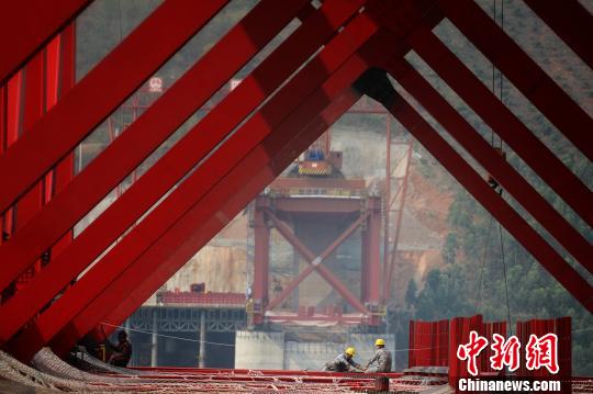 玉磨铁路(中国至老挝国际通道中国段)元江双线特大桥施工现场。 陈于飞 摄